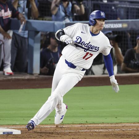　ブレーブス戦の５回、左前打で出塁したドジャース・大谷＝ロサンゼルス（共同）