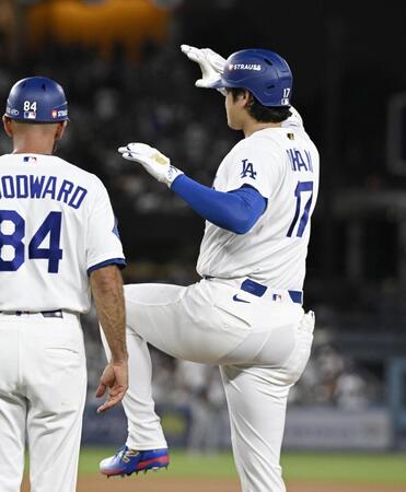 　ブレーブス戦の５回、左前打を放ちポーズをとるドジャース・大谷＝ロサンゼルス（共同）