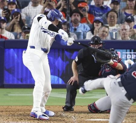 　ブレーブス戦の５回、左前打を放つドジャース・大谷＝ロサンゼルス（共同）