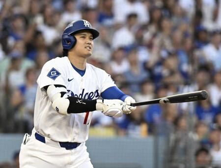 　ブレーブス戦の３回、遊飛に倒れたドジャース・大谷＝ロサンゼルス（共同）