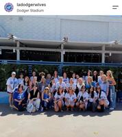 地区シリーズ第１戦の集合写真。ドジャーワイブスのインスタグラム（ｌａｄｏｄｇｅｒｗｉｖｅｓ）より