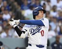 　ブレーブス戦の１回、空振り三振に倒れるドジャース・大谷＝ロサンゼルス（共同）