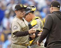 　ブルワーズ戦の７回途中、降板するパドレス・松井＝ミルウォーキー（ゲッティ＝共同）