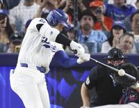 　ブレーブス戦の５回、左前打を放つドジャース・大谷＝ロサンゼルス（共同）