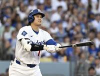 　ブレーブス戦の３回、遊飛に倒れたドジャース・大谷＝ロサンゼルス（共同）