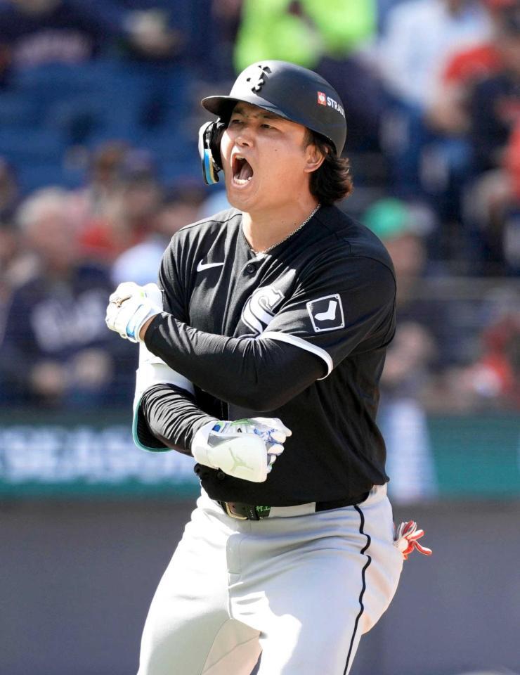　４回、ポストシーズン初本塁打となる先制２ランを放ち雄たけびを上げる村上（共同）