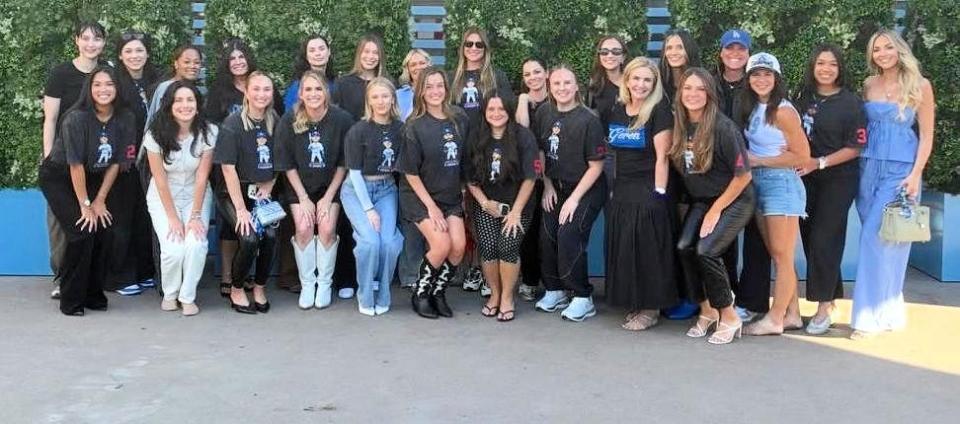 ドジャーワイブスのインスタフラム（ｌａｄｏｄｇｅｒｗｉｖｅｓ）より