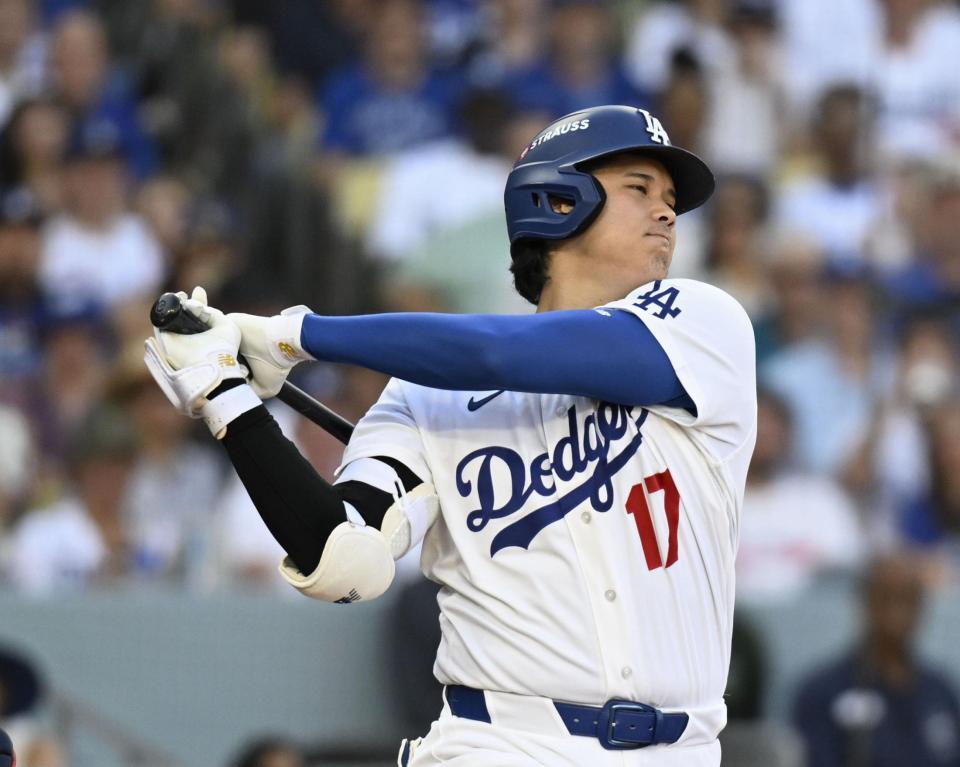 　ブレーブス戦の１回、空振り三振に倒れるドジャース・大谷＝ロサンゼルス（共同）