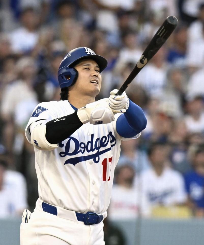 　ブレーブス戦の３回、遊飛に倒れたドジャース・大谷＝ロサンゼルス（共同）