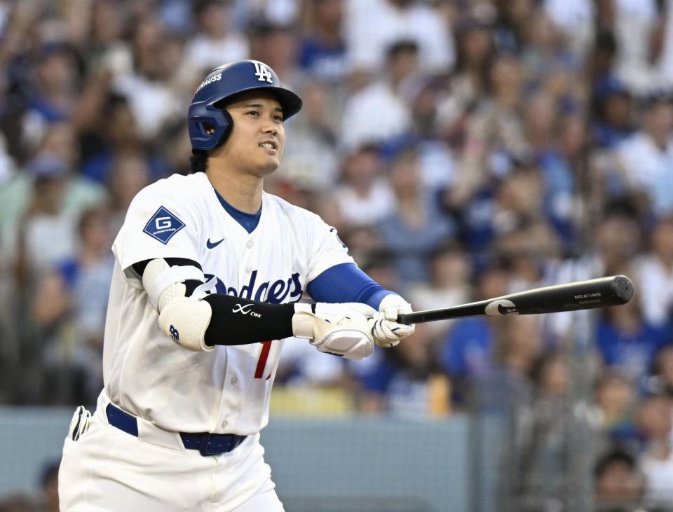 　ブレーブス戦の３回、遊飛に倒れたドジャース・大谷＝ロサンゼルス（共同）
