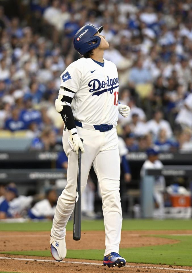 　ブレーブス戦の３回、遊飛に倒れたドジャース・大谷＝ロサンゼルス（共同）
