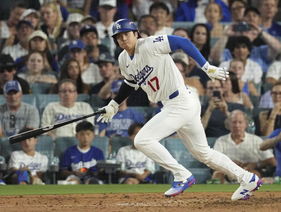 　ブレーブス戦の５回、左前打を放つドジャース・大谷＝ロサンゼルス（ＡＰ＝共同）