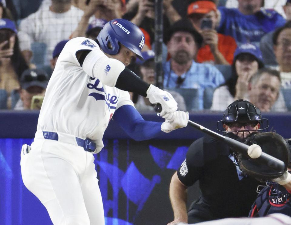 　ブレーブス戦の５回、左前打を放つドジャース・大谷＝ロサンゼルス（共同）