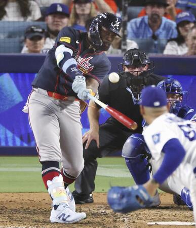 　ドジャース戦の７回、適時二塁打を放つブレーブスのハリス（共同）