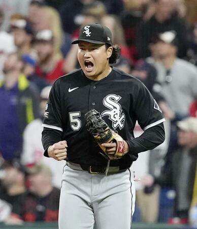 勝利し、ガッツポーズする村上（共同）