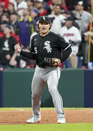 勝利し、ガッツポーズする村上（共同）