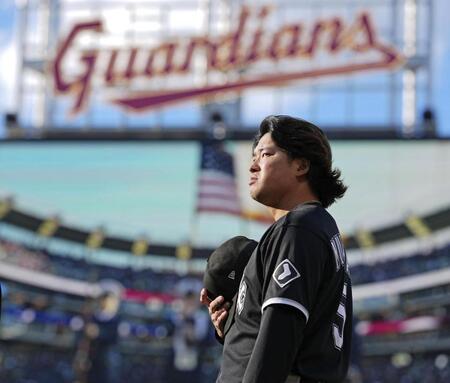 試合前、整列し米国国歌を聞く村上（共同）