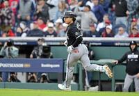 ４回、右前に適時打を放った村上（ゲッティ＝共同）