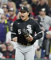 勝利し、ガッツポーズする村上（共同）