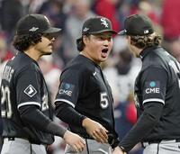 勝利し、チームメートと喜ぶ村上（中央）＝共同