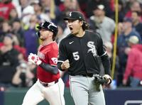 勝利し、ガッツポーズする村上（共同）