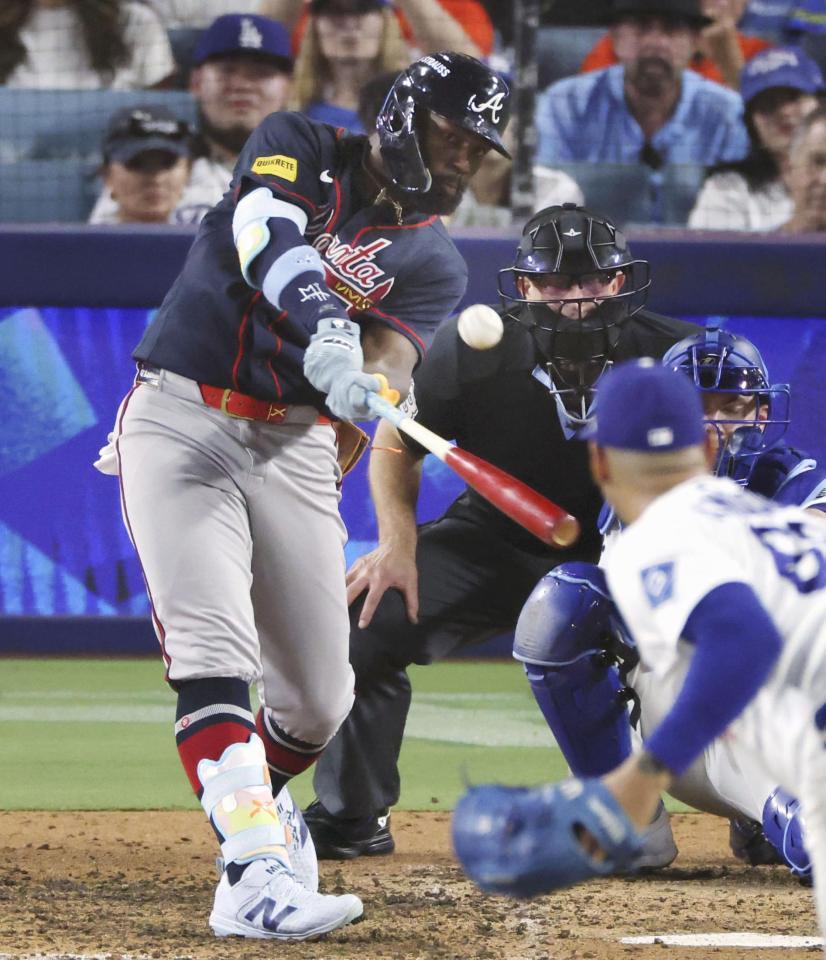 　ドジャース戦の７回、適時二塁打を放つブレーブスのハリス（共同）