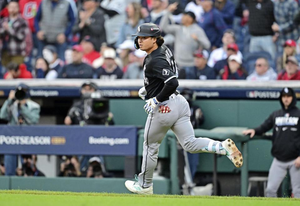 ４回、右前に適時打を放った村上（ゲッティ＝共同）