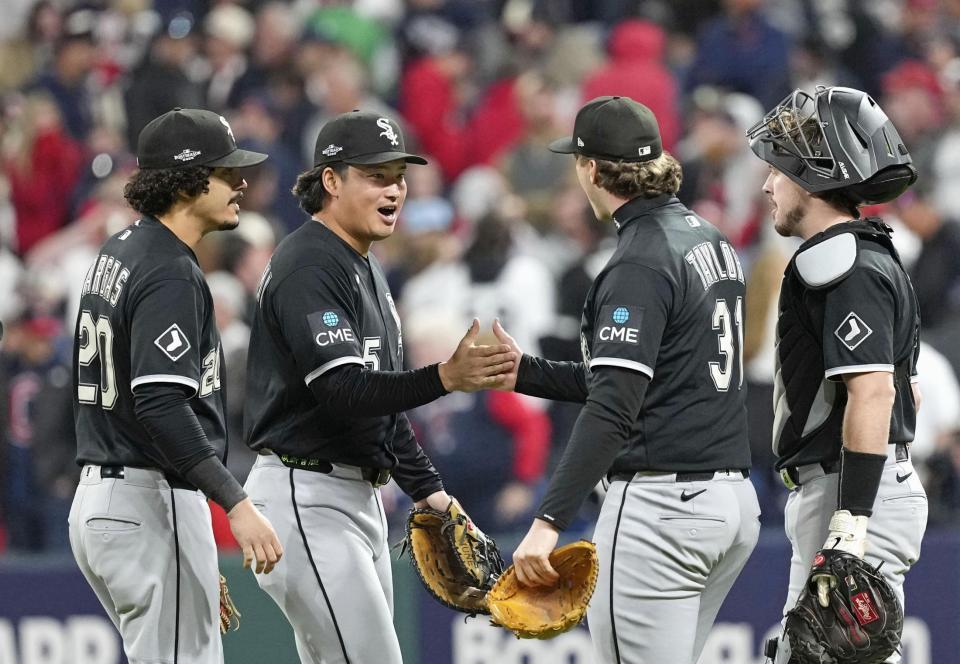 勝利し、チームメートと喜ぶ村上（左から２人目）＝共同