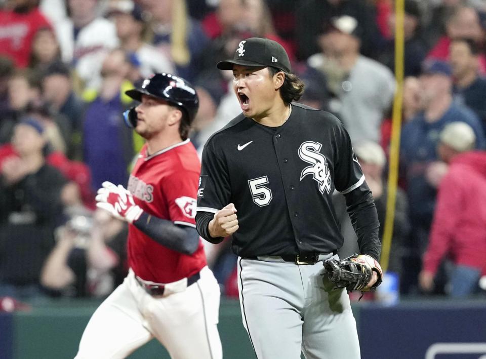 勝利し、ガッツポーズする村上（共同）
