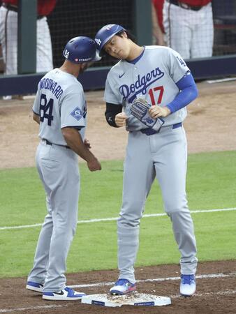 　ブレーブス戦の３回、打撃妨害で出塁した大谷（右）＝アトランタ（共同）