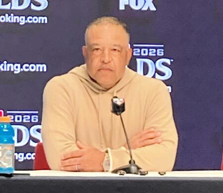 試合後、大谷翔平について語るロバーツ監督（撮影・小林信行）