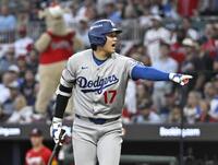 　ブレーブス戦の３回、打撃妨害をアピールする大谷＝アトランタ（共同））