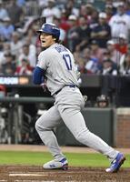 　ブレーブス戦の３回、打撃妨害で出塁する大谷＝アトランタ（共同）