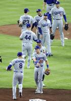 　ブレーブスに勝利し、タッチを交わすドジャースナイン＝アトランタ（共同）