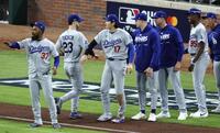 　ブレーブスに勝利し、チームメートとタッチを交わす大谷（17）＝アトランタ（共同）