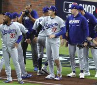 　ブレーブスに勝利し、チームメートとタッチを交わす大谷（17）＝アトランタ（共同）
