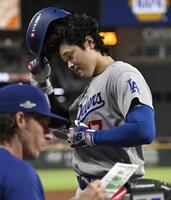 　ブレーブス戦の５回、左飛に倒れベンチに戻った大谷＝アトランタ（共同）