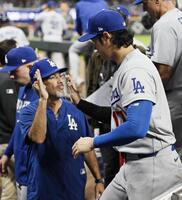 　ブレーブスに勝利しタッチを交わす大谷（右）＝アトランタ（共同）