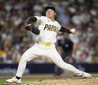 　ブルワーズ戦の５回途中から登板した松井＝サンディエゴ（ＡＰ＝共同）