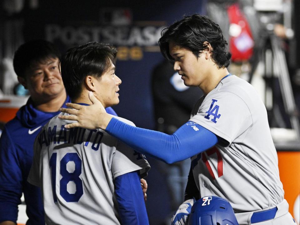 　ブレーブス戦の８回、ベンチで山本に声をかける大谷（右）＝アトランタ（共同）