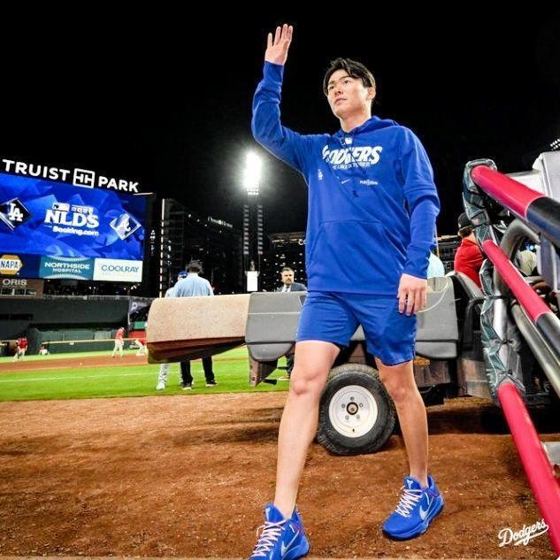インタビュー後にファンの歓声に応える山本由伸（ロサンゼルス・ドジャース提供）