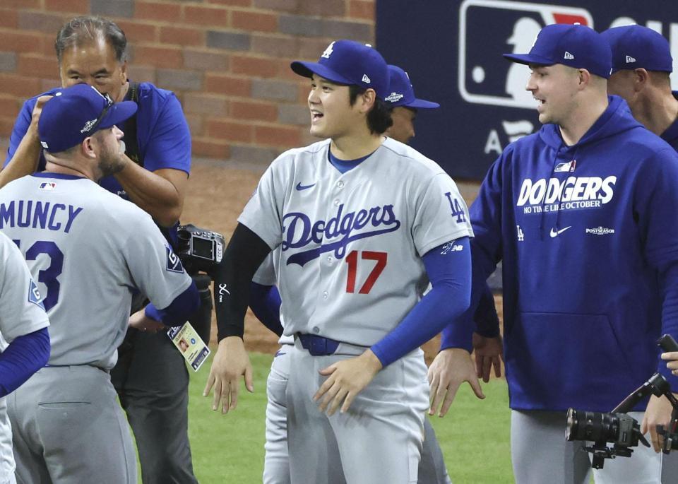 　ブレーブスに勝利し、チームメートとタッチを交わす大谷（中央）＝アトランタ（共同）