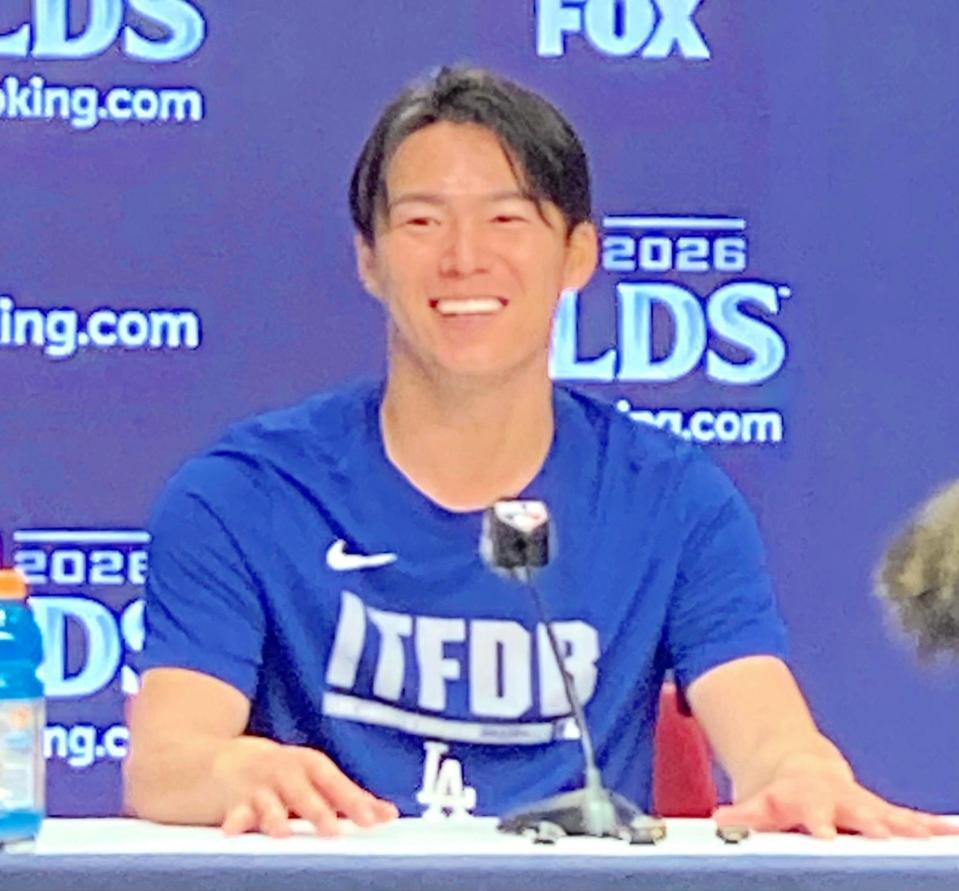 試合後の会見で笑みを浮かべる山本（撮影・小林信行）