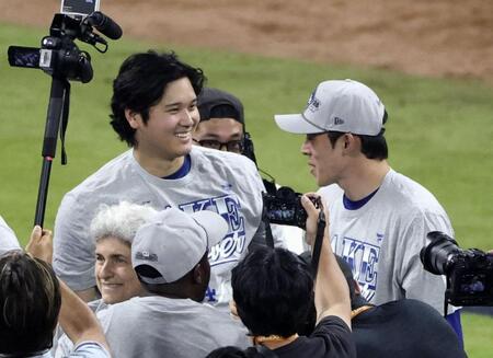 　ブレーブスに勝利し、喜ぶドジャースの大谷（左）と佐々木朗＝アトランタ（共同）