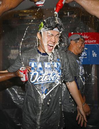 　リーグ優勝決定シリーズ進出を決め、祝勝会で盛り上がるドジャース・山本＝アトランタ（共同）