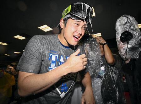 　リーグ優勝決定シリーズ進出を決め、祝勝会で盛り上がるドジャース・大谷＝アトランタ（共同）
