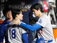 　８回、ベンチで山本に声をかけるドジャース・大谷（右）＝共同
