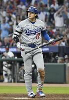 　ブレーブス戦の４回、空振り三振に倒れたドジャース・大谷＝アトランタ（共同）