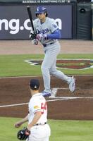 　ブレーブス戦の２回、四球を選び一塁へ向かうドジャース・大谷＝アトランタ（共同）