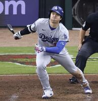 　ブレーブス戦の８回、右飛に倒れたドジャース・大谷＝アトランタ（共同）